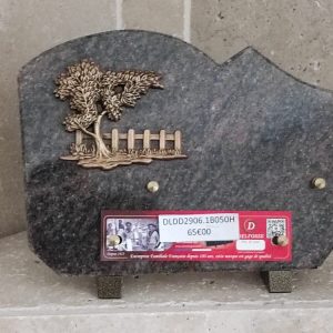 plaque granit rose bronze barrière et arbre