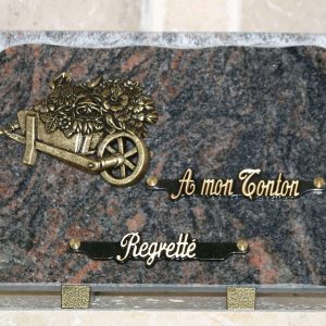 Plaque granit rose éclaté bronze brouette de fleurs