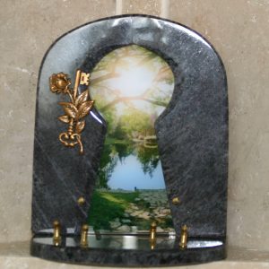 Plaque granit bleu forme serrure altuglass étang