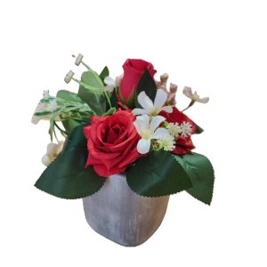 Coupe pierre rose rouge et fleurs blanche