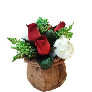 Panier osier roses blanche