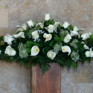 Dessus de cercueil roses blanche arums blanc